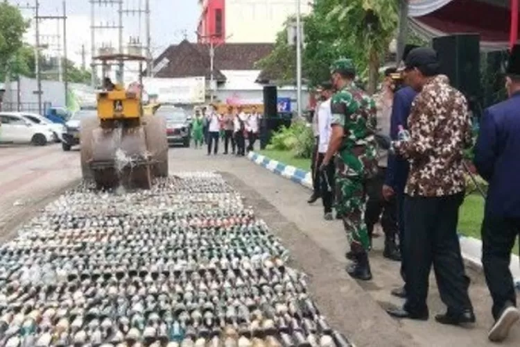 Jelang Nataru, Polres Tulungagung Musnahkan Barang Bukti Miras dan Narkotika