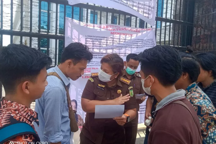 Aksi Lintas aktivis antar generasi sumatera utara, saat berbincang dengan Kabag Hukum Kejatisu Yuliana Sinaga. (realitasonline/Ist)