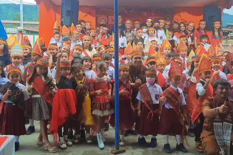 Pelajar SD Swasta Filadelfia Tarutung Taput diabadikan bersama Ketua Yayasan, Kepala Sekolah, Guru, Komite serta Kabid PSP Dikbud usai pagelaran seni budaya dan panen karya siswa. (Realitasonline.id/Alpon Situmorang)