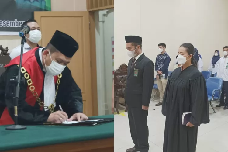 Ketua Pengadilan Negeri Pematang Siantar Irwansyah P Sitorus SH MH dan Panmud Perdata yang baru dilantik Jonni Sidabutar menandatangani berita acara pelantikan.(Realitasonline/Rahayu)