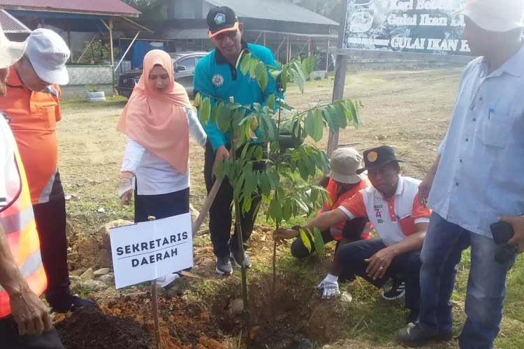 Sekda Aceh Selatan, Cut Syazalisma didampingi istri dan Kadis Pertanian, H. Nyaklah juga Kadis Lingkungan Hidup, T. Masrijal.(realitasonline.id/zul)