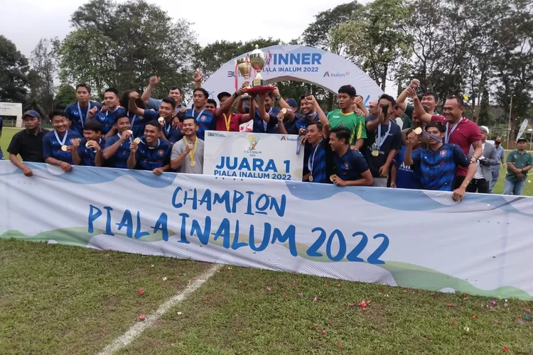 SEVP Keuangan Operasional dan Management Resiko PT Inalum Kuspriono photo bersama dengan sang Juara, Inalum FC. (Photo:Realitasonline/H.Guntur Sinaga)