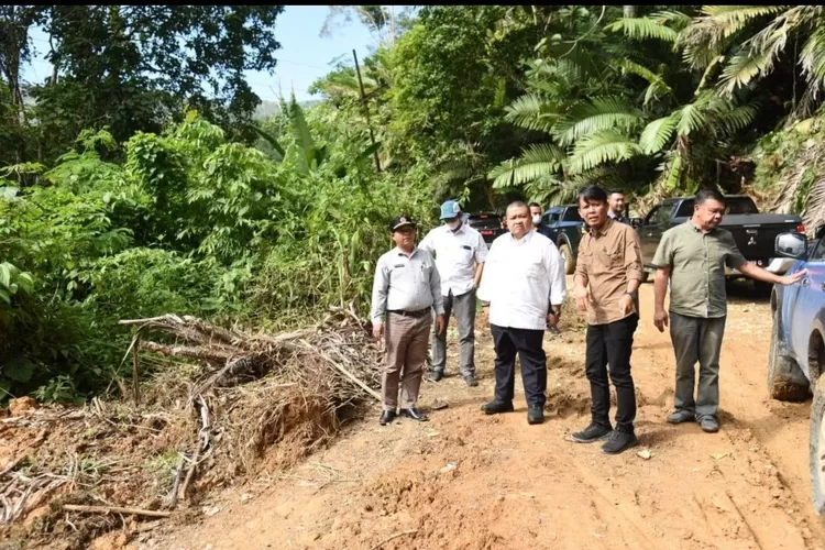 Bupati Tapsel H Dolly Pasaribu bersama Plt Kadis PU Tapsel Pachri Ananda tinjau lokasi longsor di Kecamatan Angkola Selatan. (Foto : Realitasonline / Riswandy)