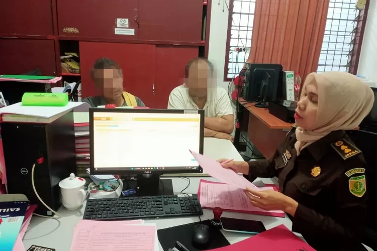 JPU Kejari Padang Sidempuan menerima tersangka dan barang bukti kasus perjudian dari penyidik Polda Sumut, di ruang Tahap II Seksi Tindak Pidana Umum Kejari Padang Sidempuan.(Foto : Realitasonline/Riswandy)