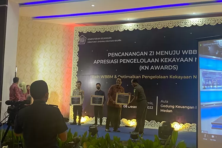 Kajari Padang Sidempuan, Jasmin Simanullang diwakili Kasi PB3R Elan Jaelani menerima penghargaan kinerja terbaik ketiga dalam kategori Pengawasan dan Pengendalian yang Efektif di Wilayah Kerja Kanwil DJKN Kemenkeu RI Sumut tahun 2021-2022.(Foto : Realitasonline / Ist)