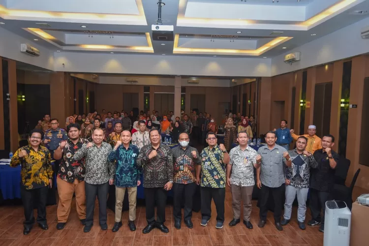 Wali Kota Padang Sidempuan Irsan Efendi Nasution foto bersama peserta Forum Diskusi dan Manajemen Kontrak Barang dan Jasa, di Kota Padang Sidempuan.(Foto : Realitasonline / Rahmat Irfansyah)