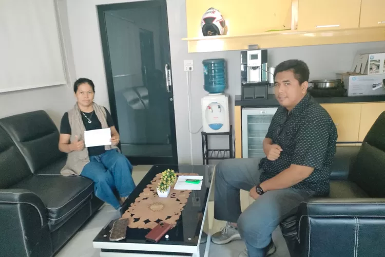 Istri VY Simanjuntak bersama staf PLN UPL Lubuk Pakam di kantor Jalan T Raja Muda Lubuk Pakam