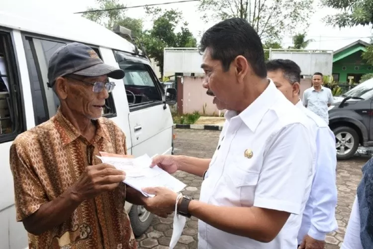 Pj Wali Kota Tebing Tinggi berdialog dengan warga Penerima BLT dari Pemprov Sumut.- (Poto: Realitasonline.id)