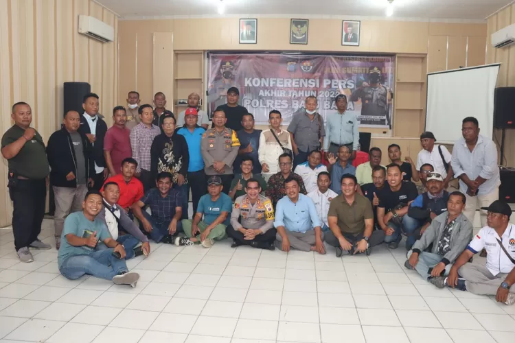 Kapolres Batubara AKBP Jose DC Fernandes S.IK photo bersama dengan Wartawan Batubara. (Foto: Realitasonline/H.Guntur Sinaga).