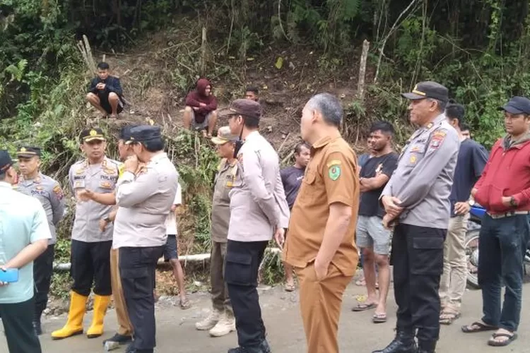 Kapolres Tapsel AKBP. Imam Zamroni brsama stakeholder terkait meninjau kondisi Jalan Nasional Batu Jomba Kecamatan Sipirok.(Foto : Realitasonline / Riswandy)  