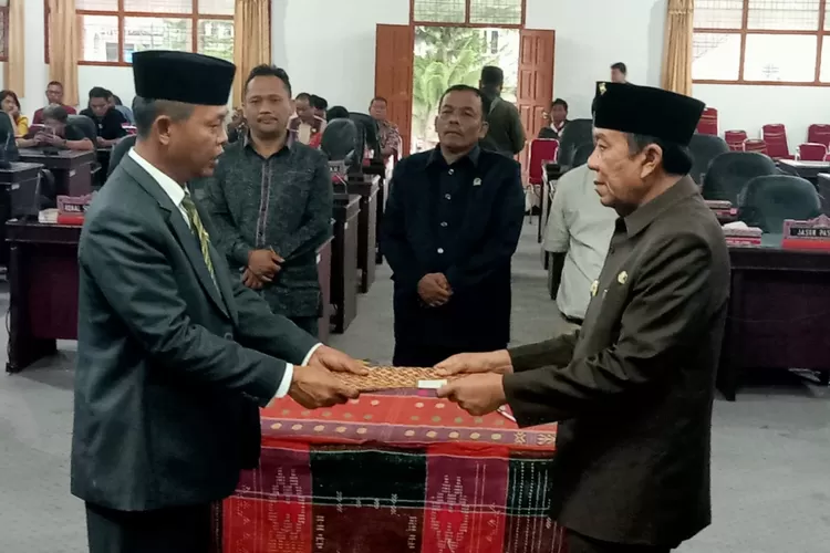 Wabup Taput Sarlandy Hutabarat menerima surat keputusan bersama kedua perda dari Ketua DPRD Taput Arifin Rudi Nababan(foto:Marudut/Realitasonline)