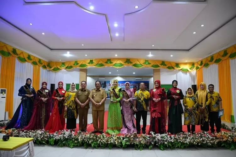 Irsan Efendi Nasution bersama Kadis Porapar dan para finalis foto bersama usai pengumumam pemenang pemilihan Putri Pariwisata Kota Padang Sidempuan.(Foto : Realitasonline / Rahmat Irfansyah)