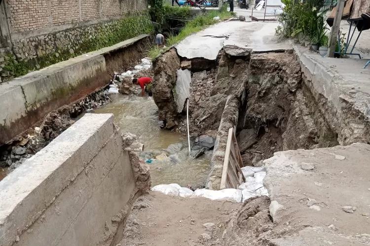  Kondisi ruas jalan Gereja Siualuompu amblas (foto Marudut/Realitasonline)