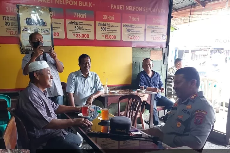 Kapolres Padang Sidempuan ngopi bareng bersama warga di warung kopi Khalifah Jalan Sutomo Simpang IKIP Samora Kelurahan Wek I Kecamatan Padang Sidempuan Utara.(Foto: Realitasonline / Riswandy)