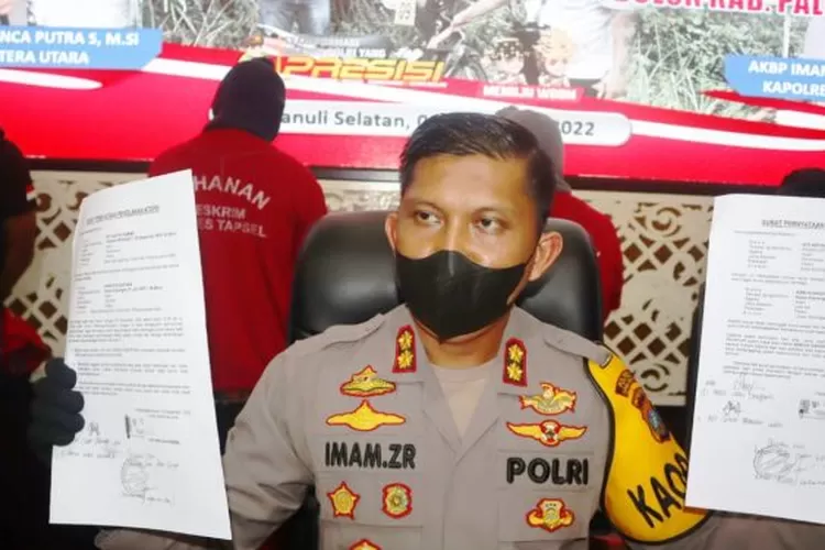 Kapolres Tapsel AKBP. Imam Zamroni didampingi Waka Polres Kompol Rahman Takdir Harahap SH, KBO Sat Reskrim Polres Tapsel Iptu Sucipto dan Kanit Pidum Iptu D Sidahuruk SH, memberi keterangan pers terkait pengungkapan kasus perampokan pedagang emas di Paluta, yang terjadi Senin (16/5/2022) di Mapolres Tapsel.(Foto : Realitasonline/ Riswandy)