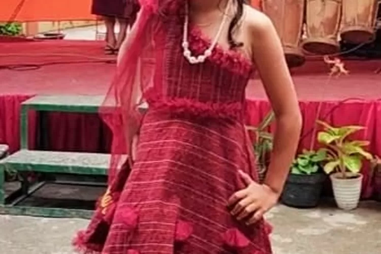 Penampilan salah satu siswi dalam lomba fashion show. (Realitasonline.id/Alpon Situmorang)