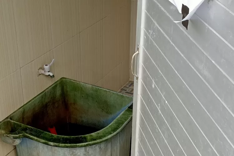Lantai kamar mandi mushalla selalu tergenang karena saluran air sumbat