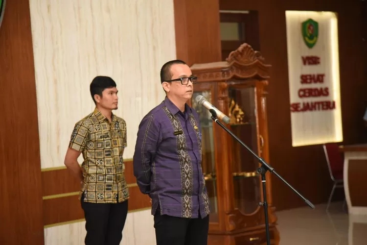 Pj. Sekda M Frananda memberi sambutan pada apel penarikan pasukan pengamanan Pilkades Serentak Kabupaten Tapsel tahun 2022. (Foto : Realitasonline/Riswandy)