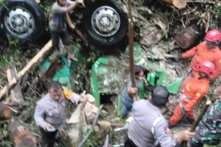 Petugas sedang melakukan pencarian sopir truk pengangkut CPO. ( realitas/ ist).