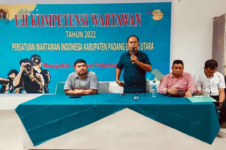 Ketua DKP PWI Sumut Drs Muhammad Syahrir menutup secara resmi UKW angkatan 53 yang digelar di Kabupaten Paluta.(foto/AS)