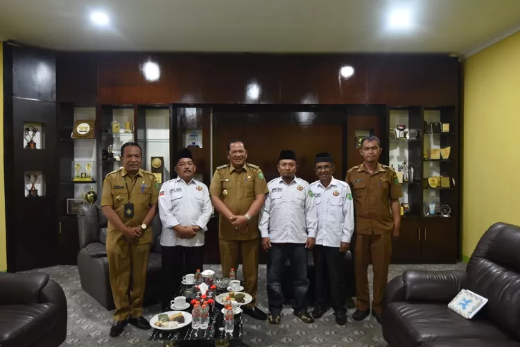 Walikota Padang Sidempuan Irsan Efendi Nasution SH, MM menerima audiensi DPD IKM Kota Padang Sidempuan di Ruang kerja Wali Kota. (Foto : Realitasonline /Rahmat Irfansyah