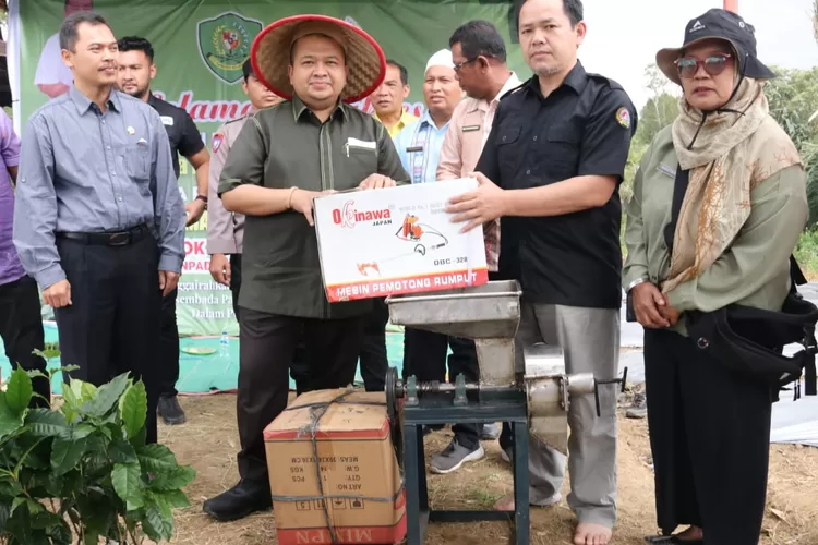 Bupati Tapsel H. Dolly Pasaribu, S.Pt, MM, menyerahkan bantuan bibit pertanian dan alat pertanian kepada 5 Poktan, yang ada di 5 Desa di Kecamatan Sipirok, Kabupaten Tapsel, di Desa Paran Padang, Kecamatan Sipirok  Kamis (19/1/2023).(Foto : Realitasonline/Riswandy)