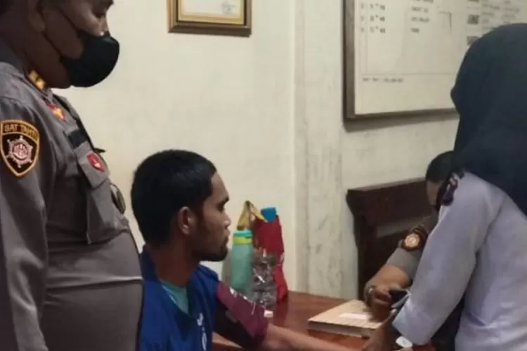 Tim Dokkes Polres Tapsel melakukan pemeriksaan kesehatan kepada tahanan Pokres Tapsel, disaksikan Kasat Tahti Polres Tapsel, Iptu Padang Bulan Harahap, Selasa, (17/1/2023). (Foto : Realitasonline/Riswandy)