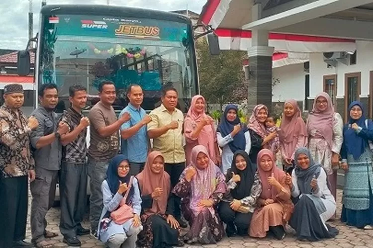 Foto: Pj Bupati Abdya H Darmansah, Sabtu (28/1) melepas keberangkatan calon mahasiswa S2 gelombang pertama ke USK Banda Aceh untuk peningkatan SDM di kabupaten setempat.