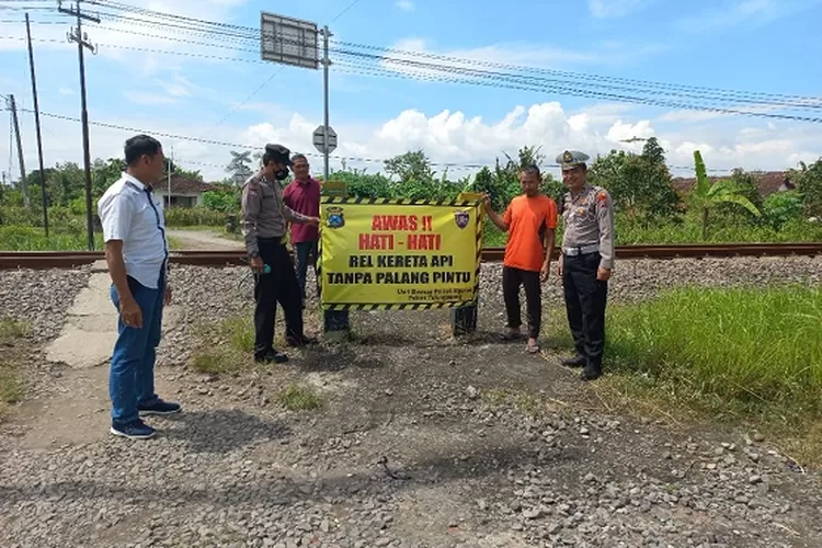 Cegah Kecelakaan di Perlintasan Kereta Api, Polsek Ngunut Pasang Banner Imbauan