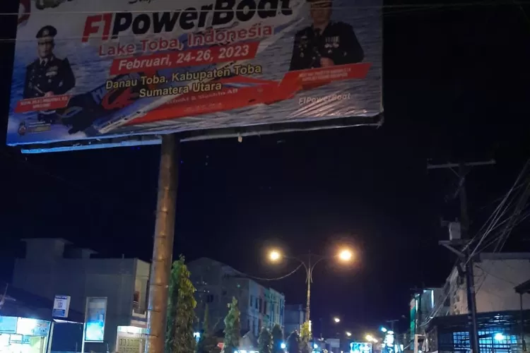 Polres Padang Sidempuan mensosialisasikan Event Internasional F1 Power Boat Lake Toba 2023, di Kabupaten Toba Propinsi Sumut, dengan memasang spanduk dan banner di sejumlah titik di wilayah hukum Polres Padang Sidempuan, Minggu (15/1/2023). (Foto : Realitasonline/Riswandy)