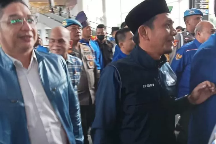 Anggota DPRD Deli Serdang, Bayu Sumantri Agung (memakai peci), bersama Pasha Ungu di Bandara KNIA. (Ist)