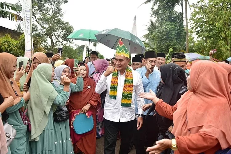 Gubernur Sumatera Utara (Sumut) Edy Rahmayadi bersama Ketua Tim Penggerak Pemberdayaan dan Kesejahteraan Keluarga (TP PKK) Provinsi Sumut Nawal Lubis menghadiri acara Peringatan Maulid Nabi Muhammad SAW di Desa Suka Beras, Kecamatan Perbaungan, Kabupaten Serdangbedagai, Minggu (8/1/2023).