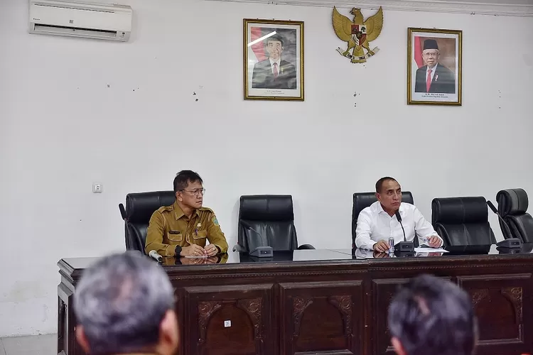 Gubernur Sumatera Utara (Sumut) Edy Rahmayadi memimpin rapat koordinasi proyek pembangunan jalan dan jembatan provinsi untuk kepentingan strategis Daerah Provinsi Sumut tahun jamak di Kantor Dinas Pekerjaan Umum dan Penataan Ruang Sumut, Jalan Sakti Lubis, Medan, Senin (9/1).