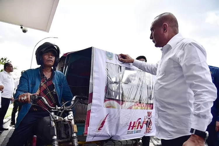 Gubernur Sumatera Utara (Sumut) Edy Rahmayadi melepas ratusan becak bermotor dalam rangka sosialisasi Hari Pers Nasional (HPN) Tahun 2023 di halaman depan Rumah Jabatan Gubernur Sumut, Jalan Sudirman Medan, Rabu (18/1/2023). 
