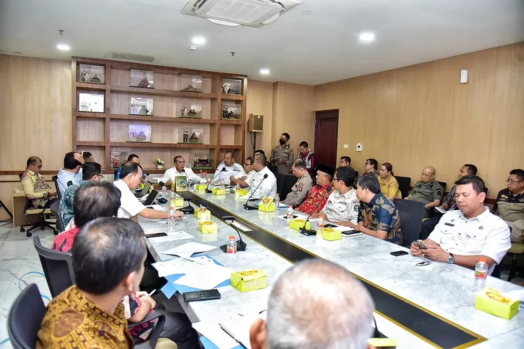 Gubernur Sumatera Utara (Sumut) Edy Rahmayadi mengikuti rapat persiapan launching PON XXI/2024 Aceh-Sumut di Ruang Rapat Lantai 2 Kantor Gubernur Sumut, Jalan Diponegoro, Medan, Kamis (26/1/2023). Direncanakan Menteri Pemuda dan Olahraga (Menpora) Republik Indonesia, Zainudin Amali akan melaunching Pekan Olahraga Nasional (PON) XXI/2024 Aceh-Sumut. Launching tersebut akan menandai titik mulainya pelaksanaan PON pada 29 Januari 2023 nantinya.