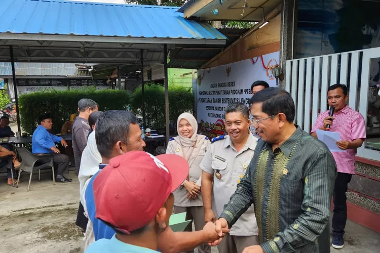 Serahkan Anggota Komisi II DPR RI Ir. H Ongku Parmonangan Hasibuan (OPH) menyerahkan sertifikat tanah kepada warga, saat reses masa sidang III tahun 2022 di Kota Padang Sidempuan, bertempat di King Kopi Jalan Kenanga Kecamatan  Padang Sidempuan Selatan Kota Padang Sidempuan, Senin (26/12/2022).(Foto : Realitasonline / Riswandy)