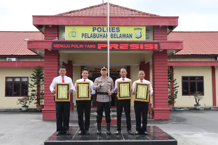 Keempat personil Polres Pel. Belawan mendapat reward atas keberhasilan mengusut kasus