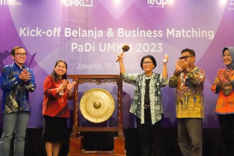 Staf Ahli Bidang Keuangan dan Pengembangan UMKM KBUMN Loto Srinaita Ginting (tengah), Kepala Dinas PPKUKM Pemprov DKI Jakarta Elisabeth Ratu Rante Allo (kedua dari kiri), berfoto bersama dengan Direktur Digital Bisnis Telkom Fajrin Rasyid (paling kiri), EVP Digital Business & Technology Telkom Saiful Hidajat (kedua dari kanan), dan Deputy EVP Marketing Telkom Regional 2 Reni Yustiani (paling kanan) pada acara Business Matching PaDi UMKM di Aryaduta Hotel, Jakarta (19/1).
