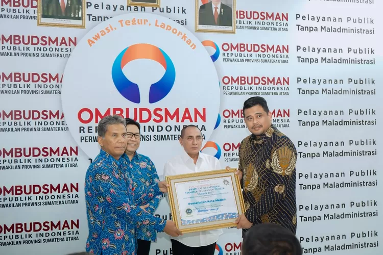 Bobby Nasution Terima Penghargaan Predikat Kepatuhan Standar Pelayanan Publik 2022