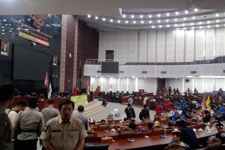 Suasana Ruang Paripurna DPRD Sumut Dikuasai massa mahasiswa 'Cipayung plus'