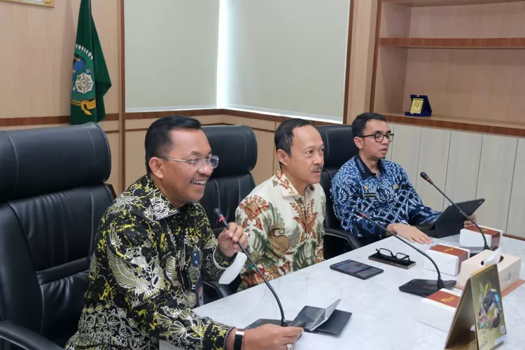 Ketua Umum Panitia Daerah HPN 2023 yang juga sebagai Sekretaris Daerah Provinsi (Sekdaprov) Sumatera Utara (Sumut) Arief S Trinugroho didampingi Sekretaris Umum Panitia Daerah HPN Ilyas Sitorus dan Ketua III Panitia Daerah HPN Faisal Arif Nasution melaksanakan Konferensi Pers dalam rangka kesiapan Hari Pers Nasional (HPN) 2023 di Ruang Rapat Kantor Gubernur, Lantai 2, Jalan Diponegoro, Medan, Jumat (27/1).  (DISKOMINFO SUMUT)