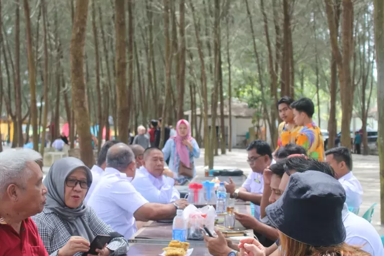 Teks foto: Ayu bersama pengurus SMSI Sumut dan SMSI Sergai. (realitasonline.id / Ilham Aga Lubis)