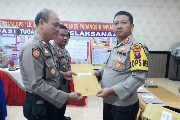 Kapolres Padang Sidempuan AKBP. Dwi Prasetyo Wibowo, SIK mensosialisasikan perolehan DIPA Polres Padang Sidempuan Tahun TA 2023, sekaligus penandatanganan pakta integritas dan penyerahan DIPA TA 2023 Polres Padang Sidempuan ke masing-masing Bagian, Satfung Polres Padang Sidempuan di aula Mapolres Padang Sidempuan 'Teruslah Berbuat Baik', Rabu. (4/1/2023).(Foto : Realitasonline/Riswandy)