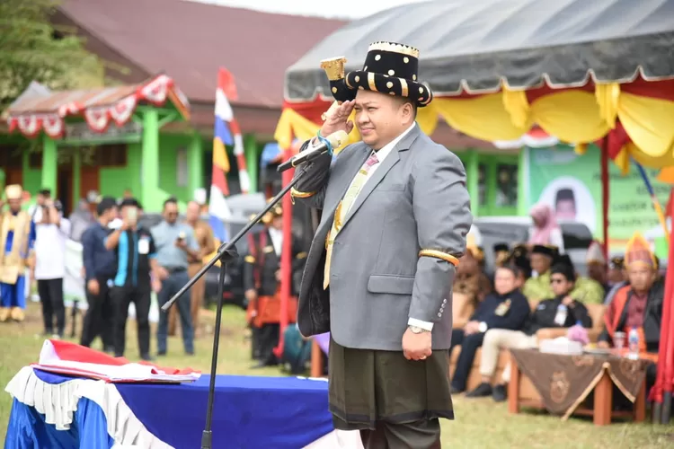 Bupati Tapsel H Dolly Pasaribu saat membaca amanat Menag RI Yaqut Cholil Qoumas, pada peringatan HAB ke77 di Tapsel, Selasa (3/1/2023).(Foto : Realitasonline/Riswandy)