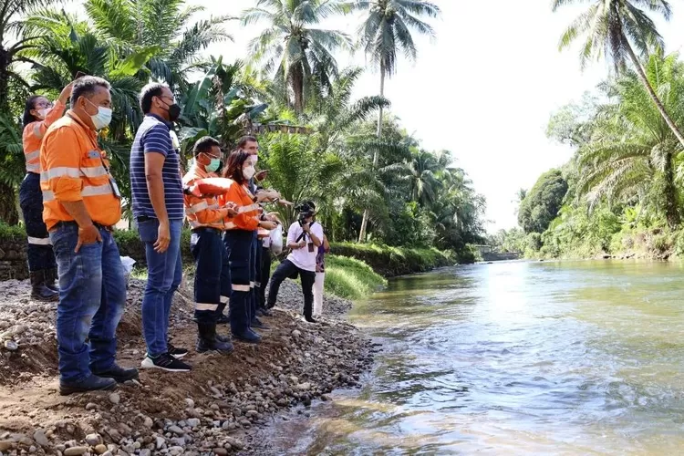 General Manager Operations PTAR Rahmat Lubis bersama Manager Community Relations PTAR Masdar Muda, Direktur & CFO PTAR Noviandri Hakim, dan Senior Manager Community PTAR Christine Pepah saat meninjau lubuk larangan di Kecamatan Batang Toru mengatakan, kegiatan yang dilakukan PTAR tersebut sebagai bentuk upaya konservasi alam dan menjaga kelestarian sungai. (Foto : Realitasonline / Ist) 