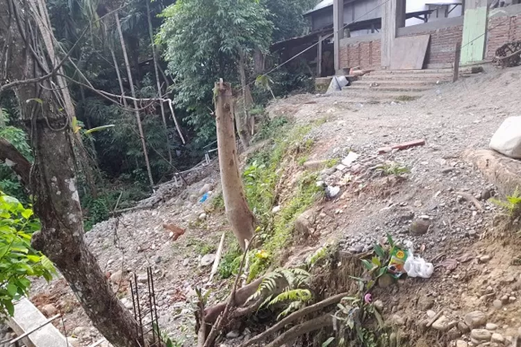 Foto: Terlihat tebing dilokasi Mushala Dayah Nurhidayah Alue Trieng Gadeng, Desa Kaye Aceh, Kecamatan Lembah Sabil mulai digerus dan terancam longsor, Minggu (1/1/2023). (Realitasonline.id - ZAL)