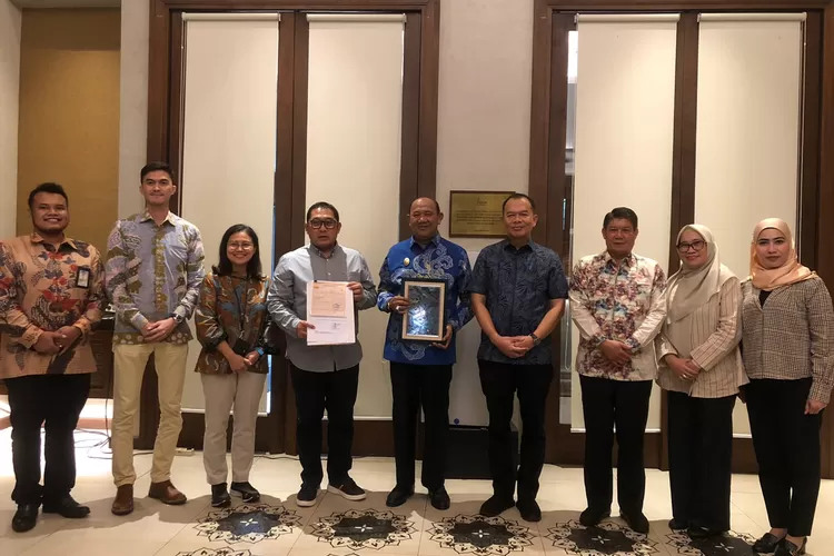 Syahafandin foto bersama usai menerima pajak dari PT Pertamina di Jakarta.