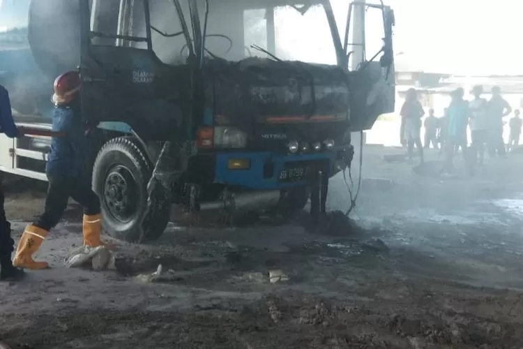 Mobil tanki diduga asal api membakar Gudang Kelong di Belawan 