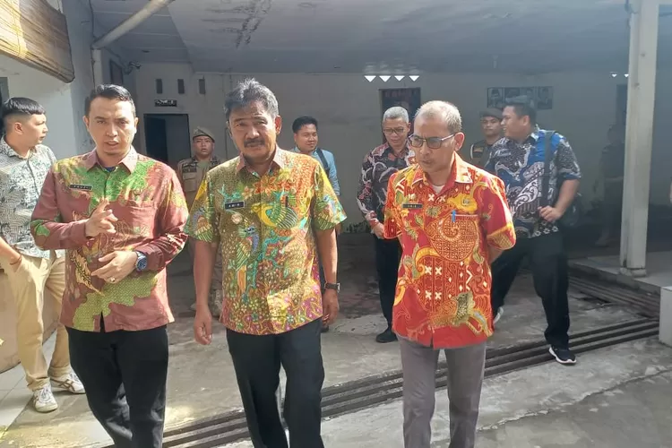 Walikota Binjai saat di areal gedung SMAN 1 Binjai akan meninjau pelaksanaan seleksi kompetensi P3K