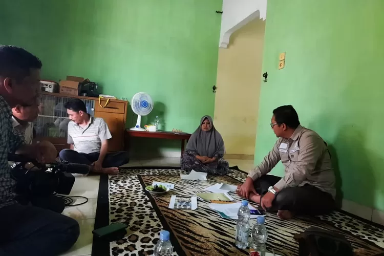 Hendro Susanto dari FPKS DPRD Sumut saat berkunjung ke rumah orang tua IC korban trafficking ke Malaysia